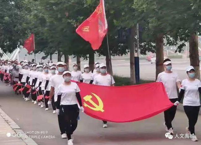 救援困倦的男孩